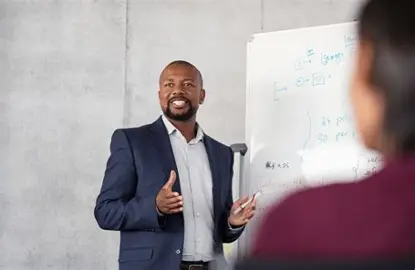Formateur animant une session professionnelle